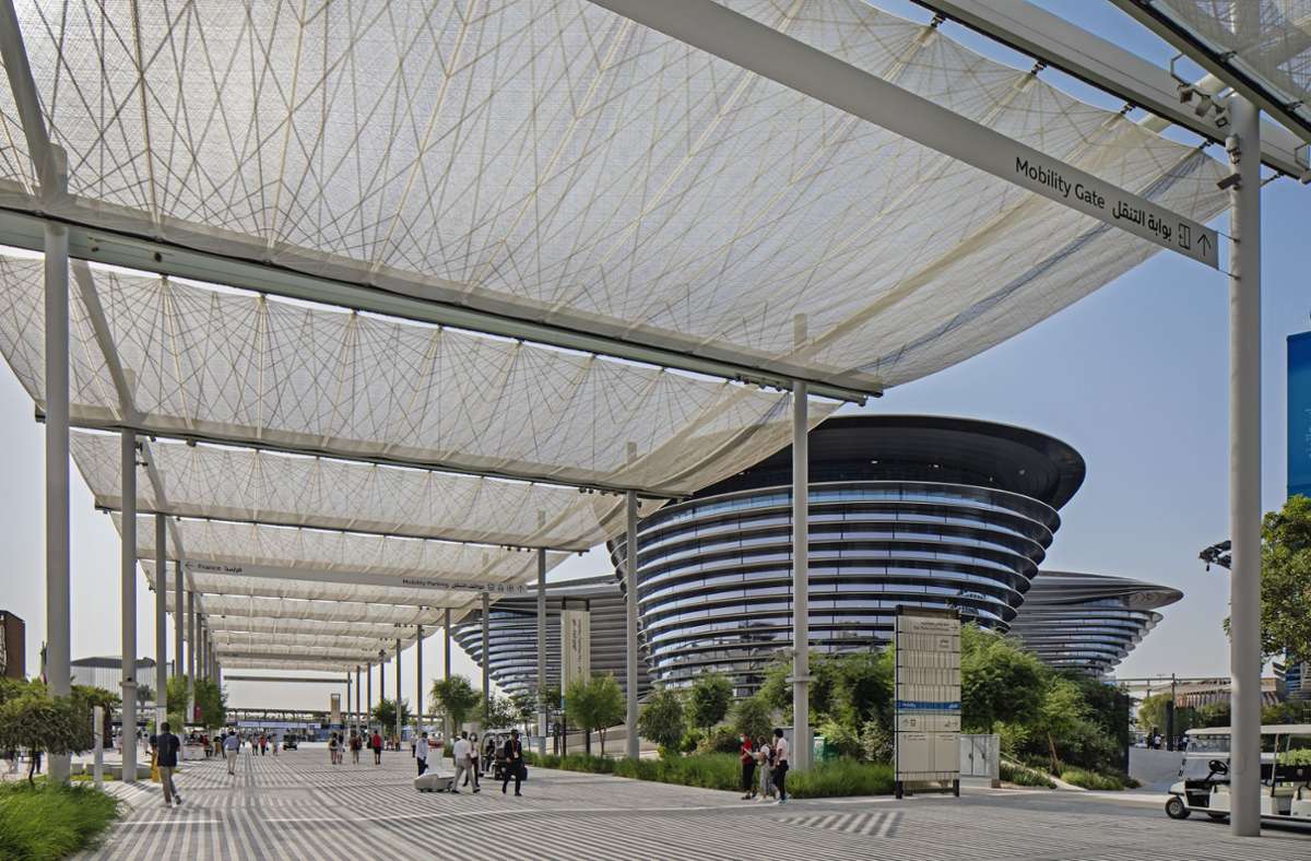 Auf dem Grundprinzip einer weit spannenden Stahlrahmenkonstruktion wurden drei verschiedene Verschattungssysteme für die Weltausstellung in Dubai entwickelt. Zum Nachhaltigkeitskonzept gehört der Einsatz von erneuerbaren Energien und recycelbaren Materialien und Mikroklimaoptimierung.