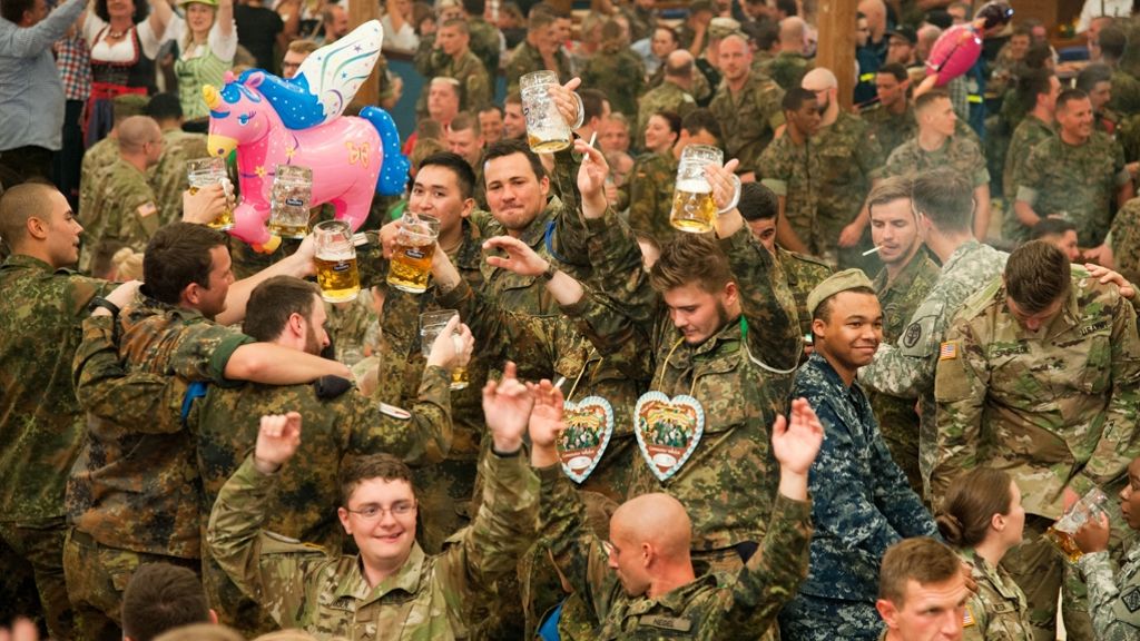 Cannstatter Volksfest: Soldaten beim Biermanöver