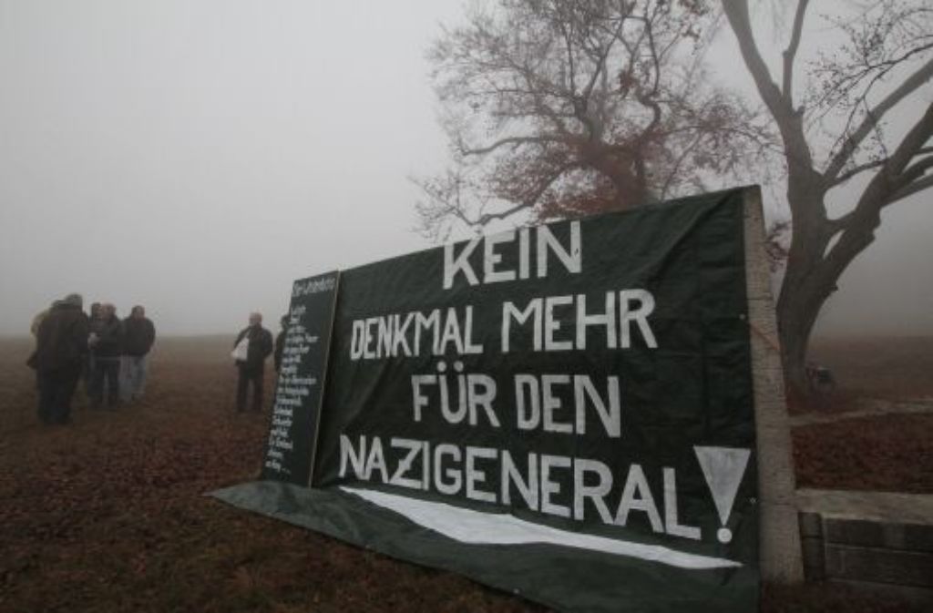 Die Protestierer aus der Geschichtswerkstatt haben das Erwin-Rommel-Denkmal am 13. November plakativ verhüllt.