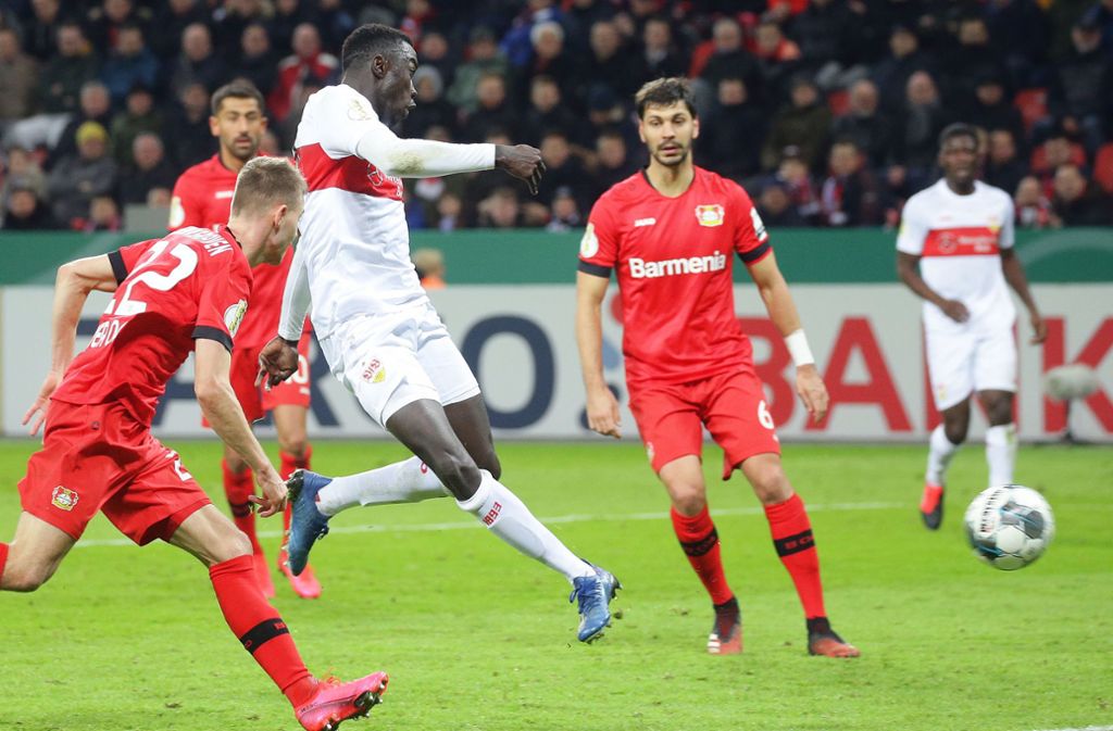 Dem VfB Stuttgart gelang lediglich ein Treffer in Leverkusen: Silas Wamangituka erzielt fünf Minuten vor dem Ende das 1:2.