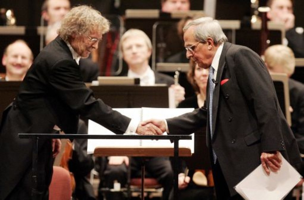 2004: Dieter Hildebrandt stellt zusammen mit Werner Thomas-Mifune (links) das musikalische Kabarettprogramm "Oh, Du Fröhliche - Pfefferkuchen für die Ohren" vor.