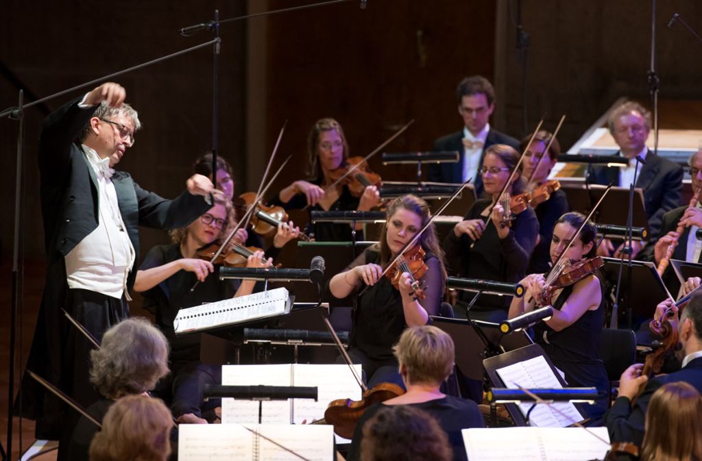 Hans-Christoph Rademann, hier am Pult seiner Gaechinger Cantorey, ist seit 2013 Leiter der Internationalen Bachakademie Stuttgart.