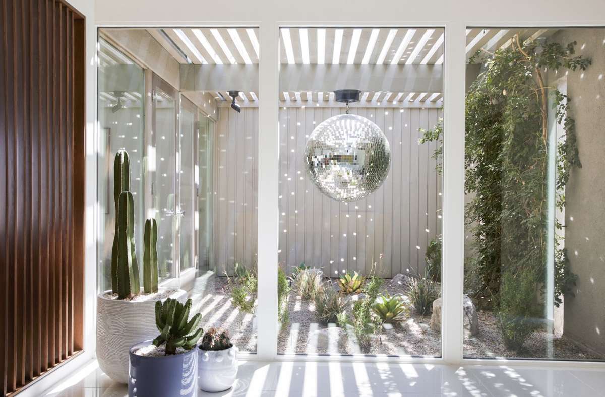 . . . hier sorgt eine Discokugel im Kaktusgarten dieses Hauses von 1957 für Licht und Freude.