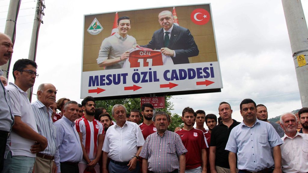 Nach Rücktritt von Mesut Özil: Riesiges Erdogan-Foto prangt jetzt in der Mesut-Özil-Straße