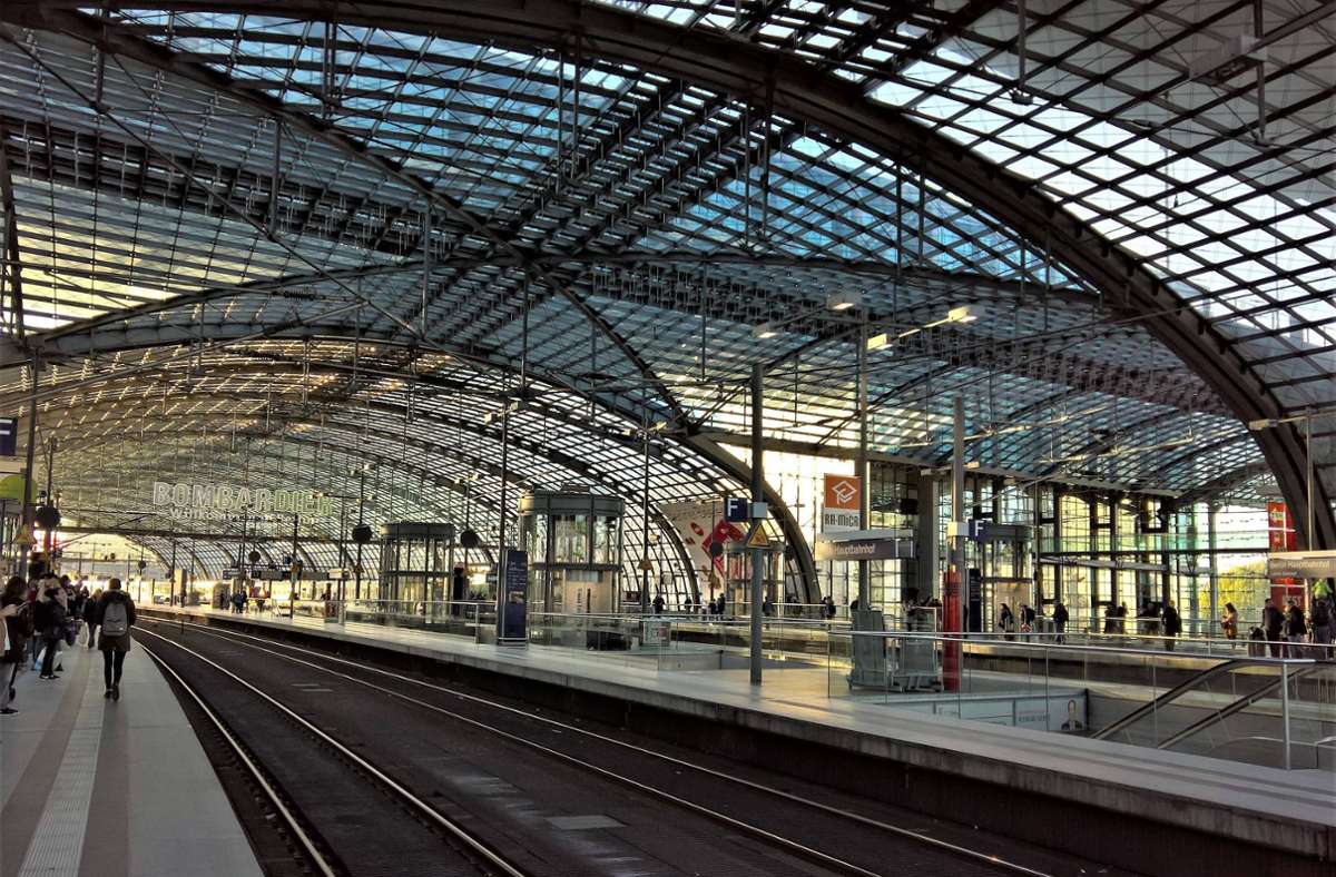 Der Berliner Hauptbahnhof ist der wichtigste Personenverkehrsbahnhof in Berlin und zugleich der größte Turmbahnhof Europas.