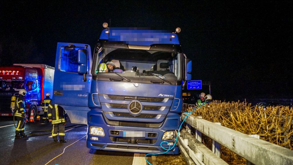 Unfall auf A 81 bei Asperg: Bewusstloser Lastwagenfahrer fährt in Leitplanke