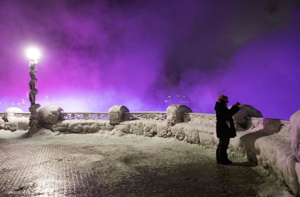 Nachts werden die „Eisfälle“ von Niagara durch Fackeln in ein mysteriöses violettes Licht gehüllt.