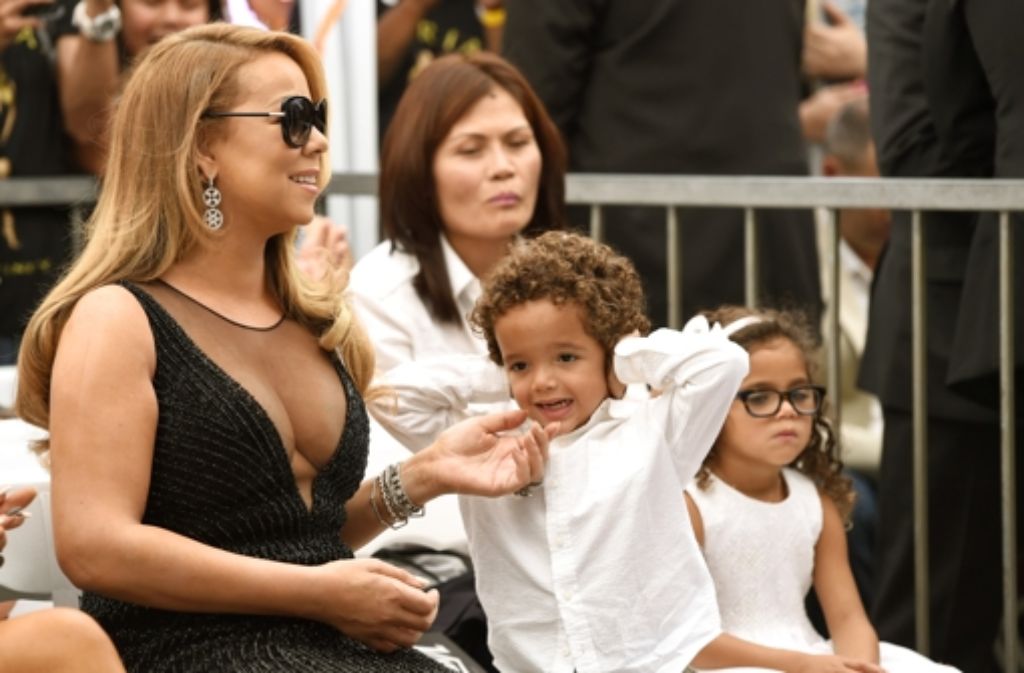 Mariah Carey ist nicht nur Sängerin, sondern auch zweifache Mutter. Wirklich begeistert sehen ihre Sprösslinge Monroe (rechts) und Moroccan aber nicht aus.