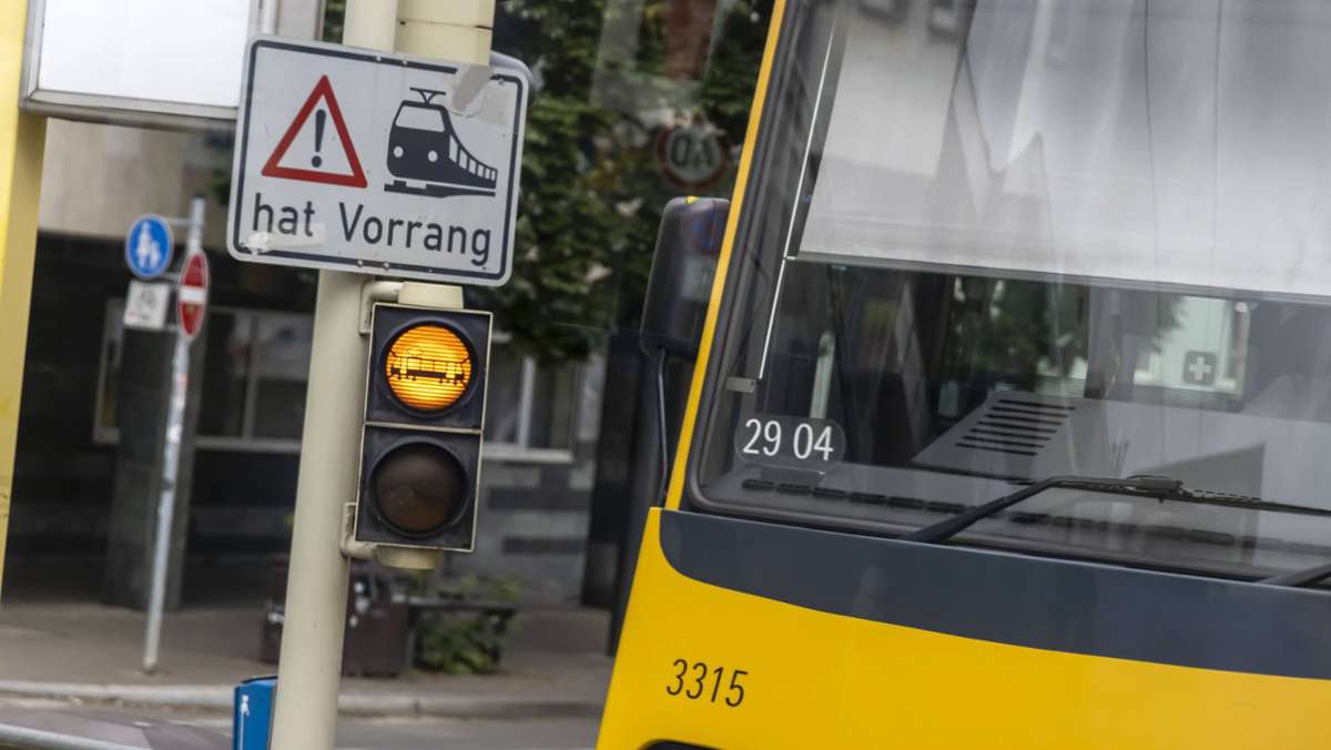 Stuttgart Weilimdorf: Radfahrer stößt mit Stadtbahn zusammen