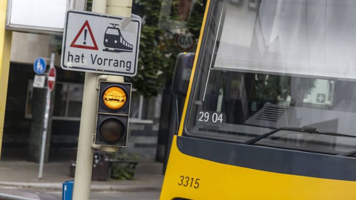 Stuttgart Weilimdorf: Radfahrer stößt mit Straßenbahn zusammen