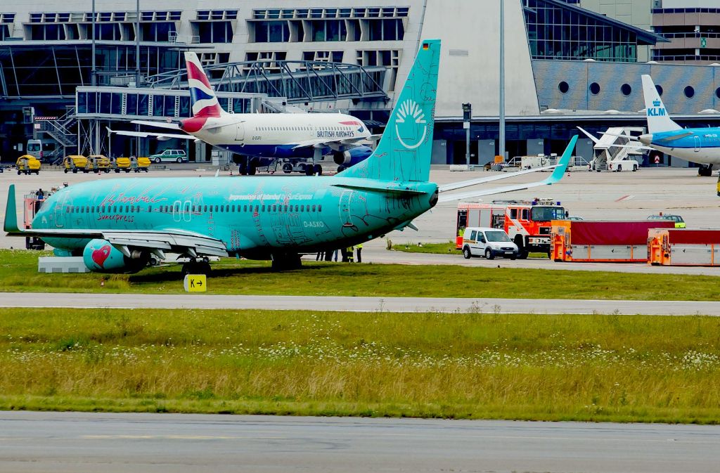 Einer von zwei Zwischenfällen: Eine Boeing 737 kommt am 31. Juli nach der Landung vom rechten Weg ab. Foto: dpa