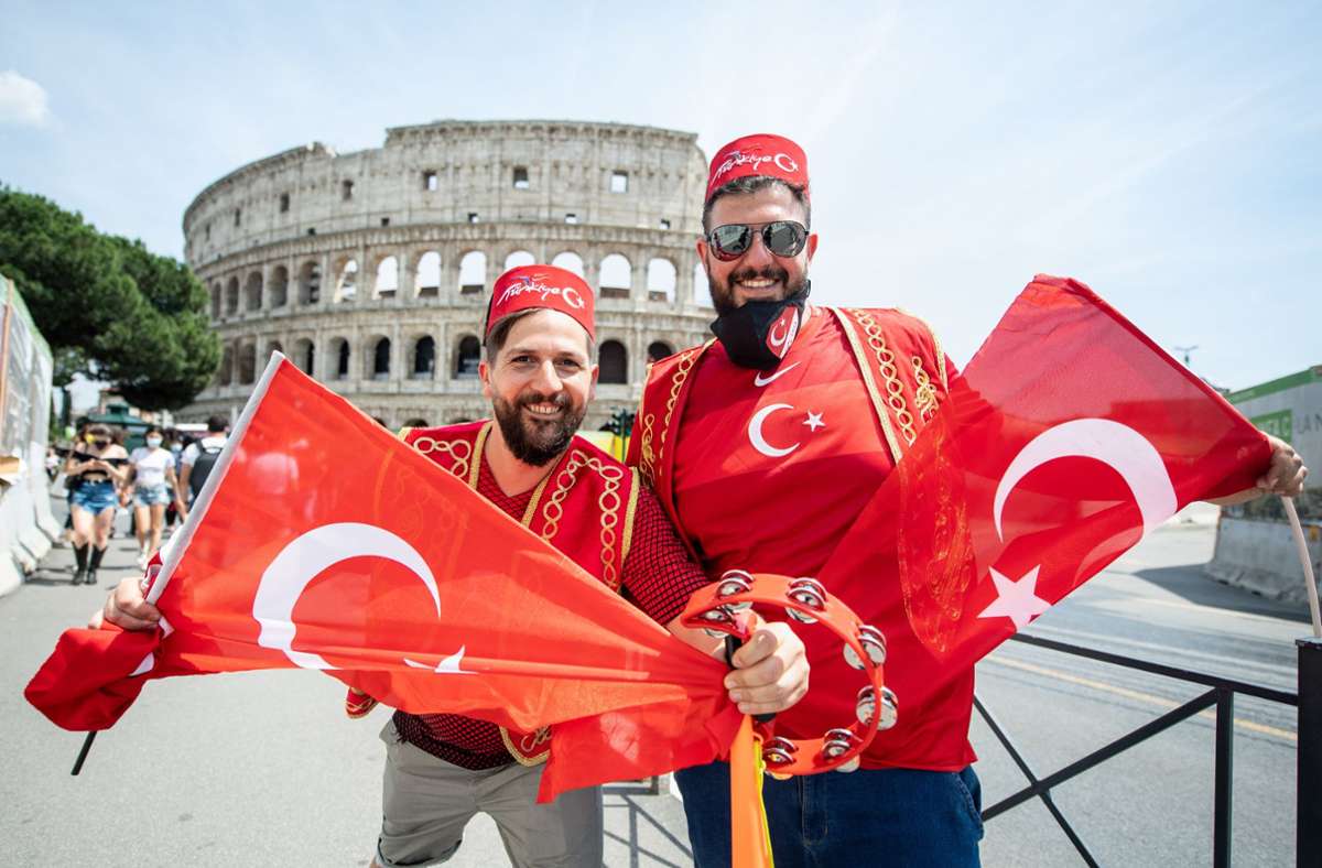 Zeigen Flagge in Rom: Türkei-Fans aus Stuttgart