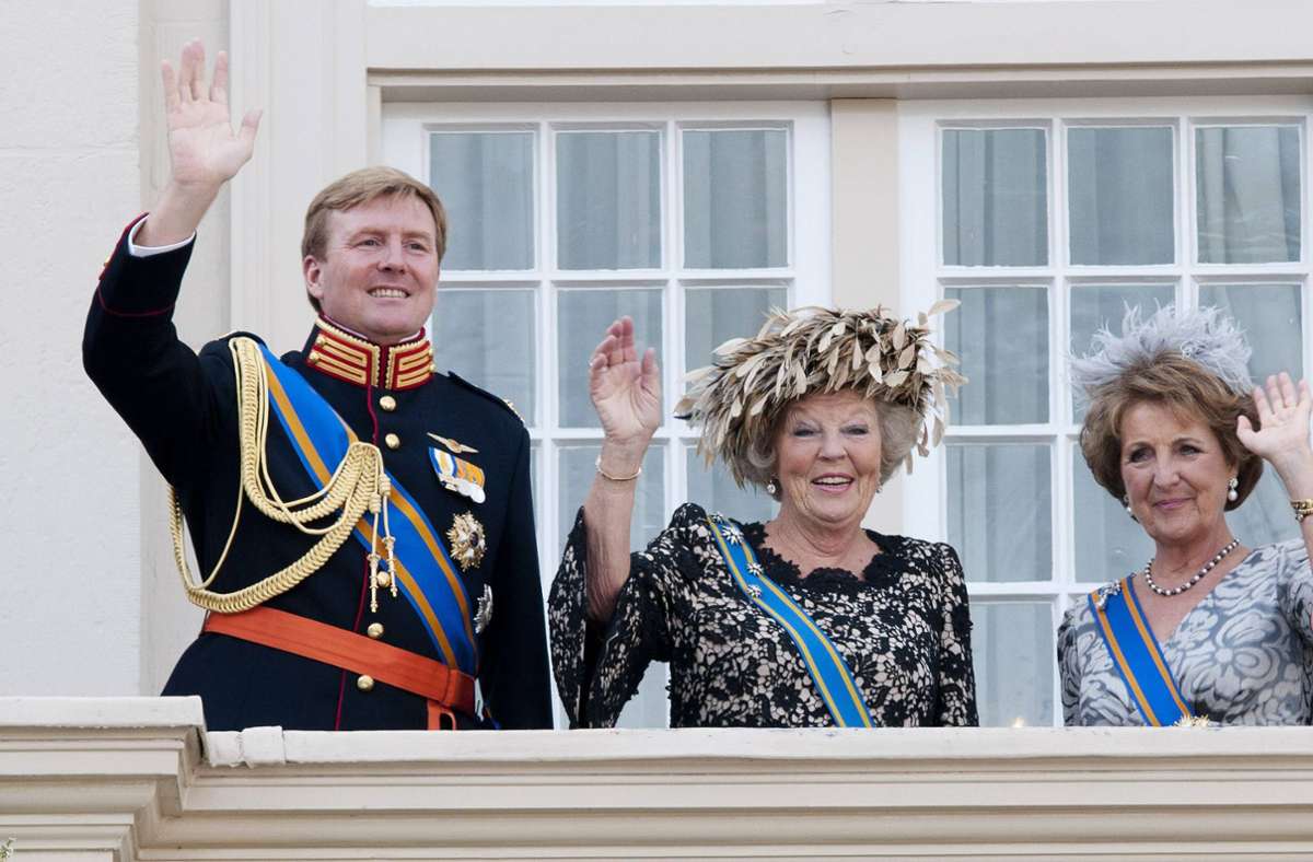 2012 ein letztes Mal als Königin: Beatrix im Federhut. Der königliche Hut hat lange Tradition. Bereits während der Fahrt in der goldenen Kutsche am „Prinsjesdag“ hielten die Niederländer alljährlich Ausschau nach dem Hut von Königin Beatrix.