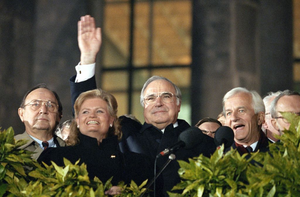 Den meisten Deutschen wird Helmut Kohl wohl als Vater der Deutschen Einheit in Erinnerung bleiben. Mit im Bild von links nach rechts: Bundesaußenminister Hans-Dietrich Genscher (FDP), Hannelore Kohl und Bundespräsident Richard von Weizsäcker, daneben halb verdeckt Lothar de Maiziere, der letzte DDR-Ministerpräsident.