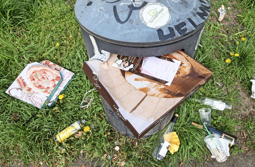 Überquellende Mülleimer und herumliegender Abfall: Im Kampf gegen die  Verschmutzung setzt die Stadt auf mehr Papierkörbe und   eine häufigere Reinigung – auch in den Neckarvororten. Foto: dpa