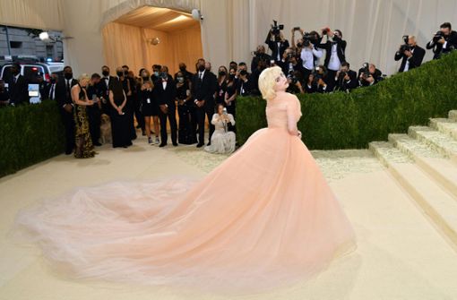 Die Popsängerin Billie Eilish zeigte sich bei der MET-Gala in New York ganz anders wie man sie sonst kennt: in einer apricotfarbenen Robe von Oscar de la Renta. Foto: AFP/ANGELA WEISS