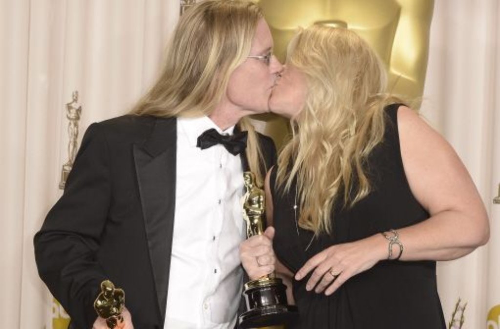 Per Hallberg küsst Karen Baker Landers: Beide haben einen Oscar für den Song "Skyfall" bekommen.