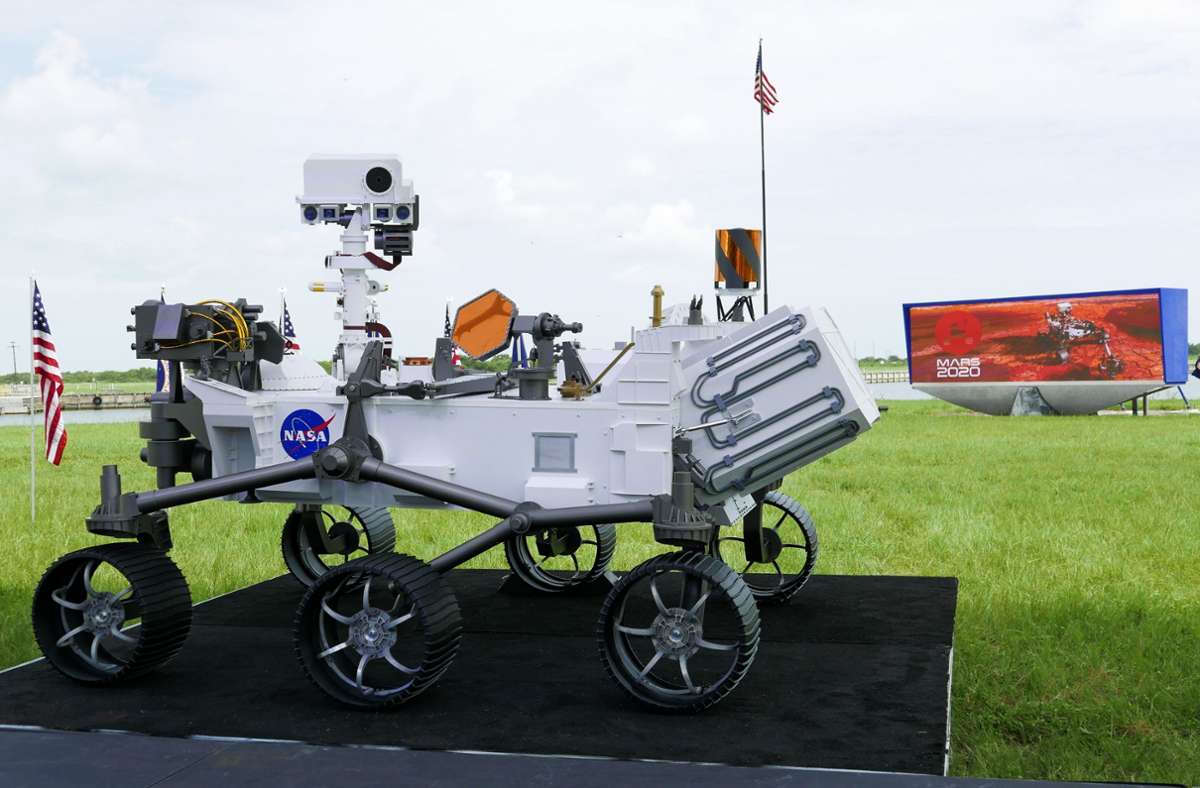 Ein Modell des Nasa-Rovers „Perseverance“ ist neben Pressebereich des „Kennedy Space Center“ in Cape Canaveral ausgestellt.
