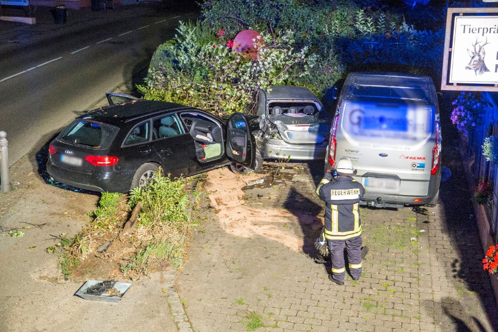 Ein 50 Jahre alter Mann hat in Gingen an der Fils einen Unfall verursacht, bei dem drei Menschen verletzt wurden.