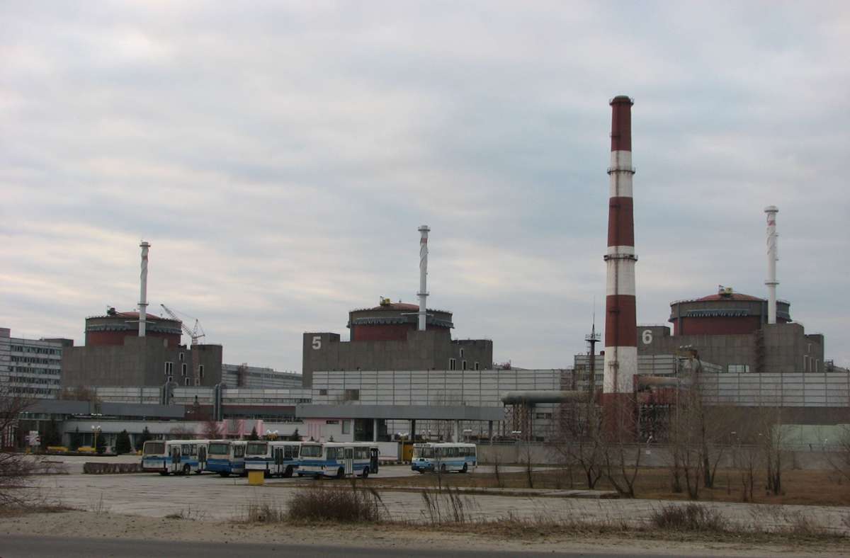 Das Atomkraftwerk (AKW) Saporischschja, eines von vieren in der Ukraine, wurde in den 1980er Jahren gebaut und ist mit einer Leistung von 6000 Megawatt die größte Anlage in Europa. Die Anlage ist für einen Großteil der Stromgewinnung in der Ukraine verantwortlich.