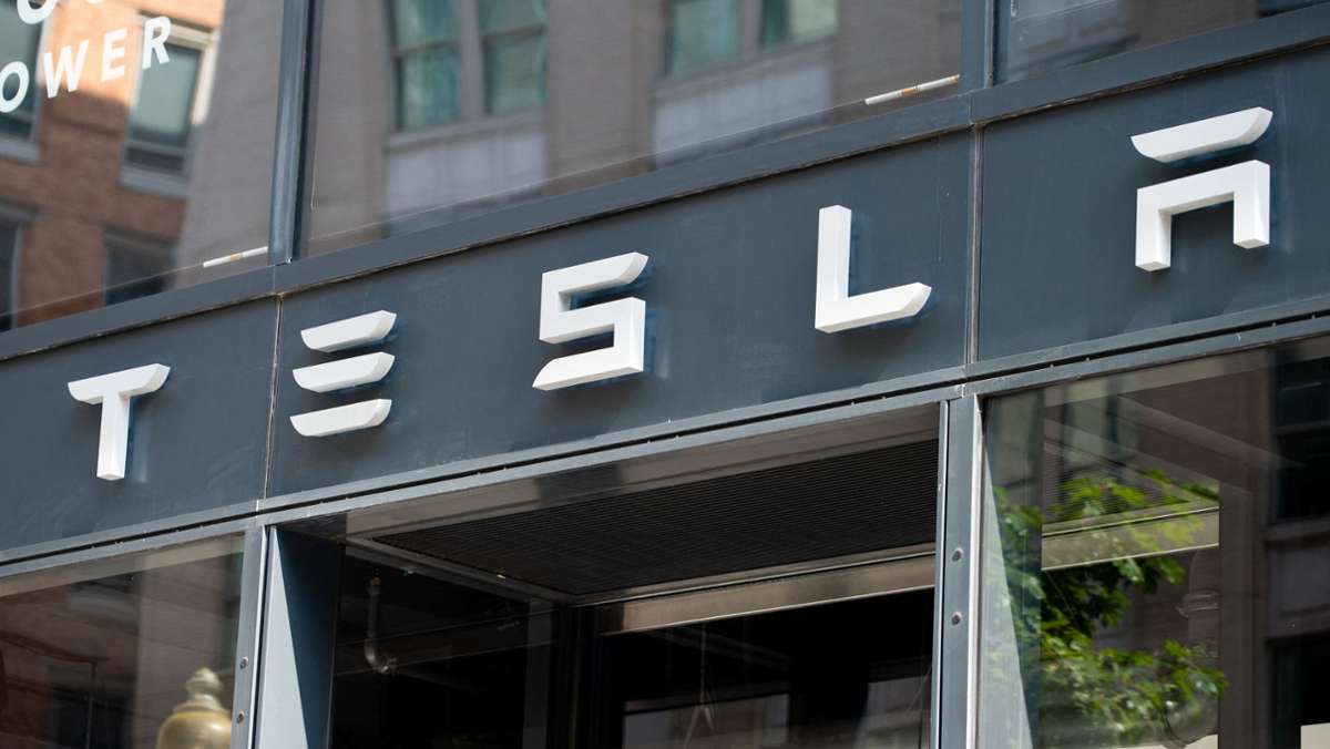  Während andere Hersteller unter Chipmangel und Rohstoffmangel ächzen, dreht der E-Autopionier Tesla weiter auf. Das Unternehmen von Tech-Milliardär Elon Musk warnt zwar vor Unwägbarkeiten bei der Versorgung mit Bauteilen, bleibt aber stramm auf Wachstumskurs. 