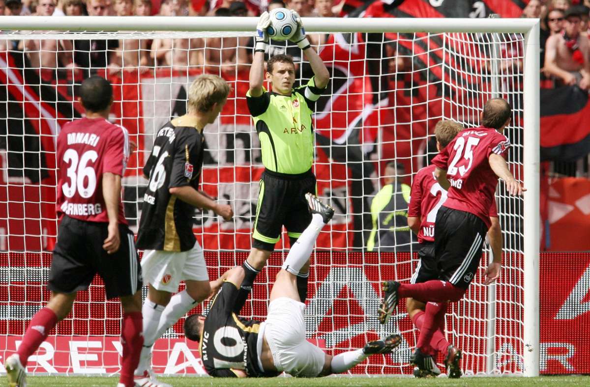 2008/09: Raphael Schäfer (Mitte) und der 1. FC Nürnberg gewinnen beim Bundesligisten FC Energie Cottbus mit 3:0 und führen im Rückspiel schon zur Pause mit 2:0. Dabei bleibt es. Der FCN hält sich anschließend fünf Jahre im Oberhaus.