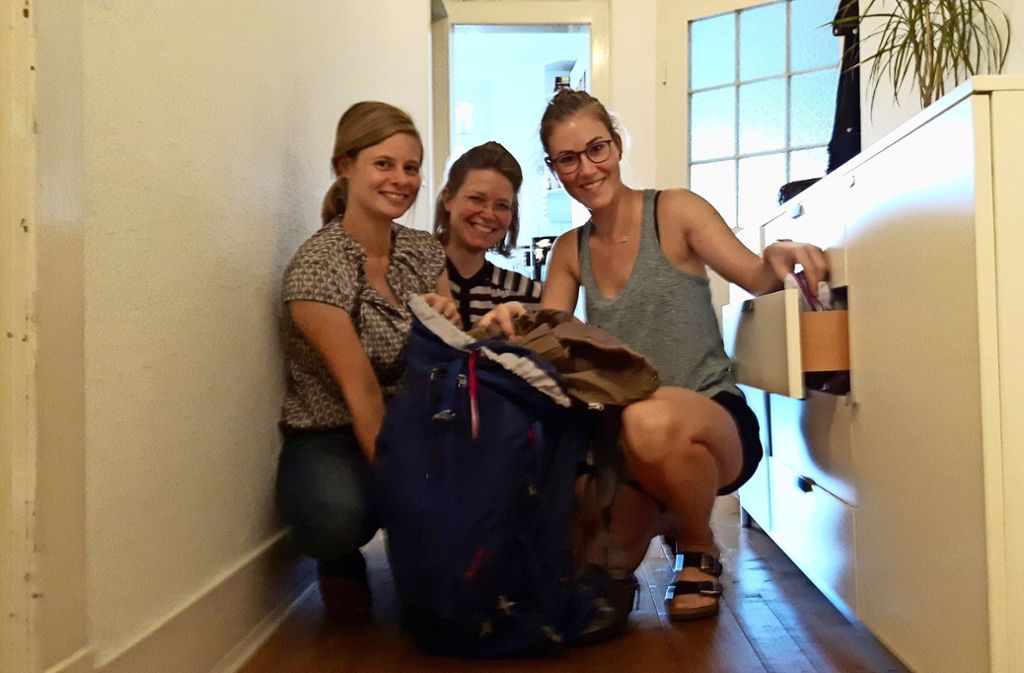 Anne Buchkremer (von links)und Kristina  Egbers geben Claudia Schulze vor der Afrika-Reise Tipps beim Rucksackpacken Foto: Eva Funke