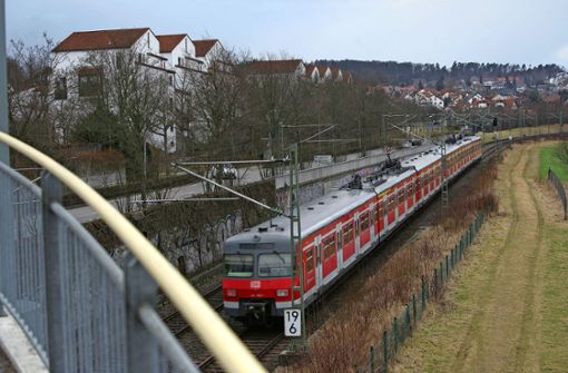 Für die Anwohner der Bahnstrecke durch Leinfelden-Echterdingen bedeuten die Züge auch Lärm und Erschütterungen. Foto: /Foto: Lichtgut/Achim Zweygarth