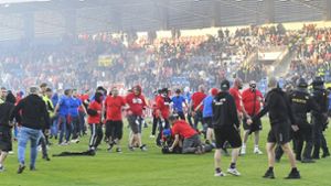 Platzsturm und Ausschreitungen: Fan-Eklat nach Pokalfinale in Tschechien
