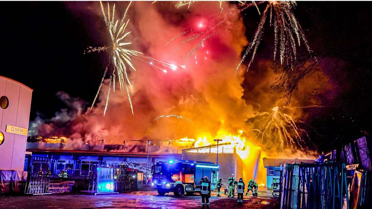 Lagerhalle in Neckartailfingen: Feuerwerkskörper durch Brand ausgelöst