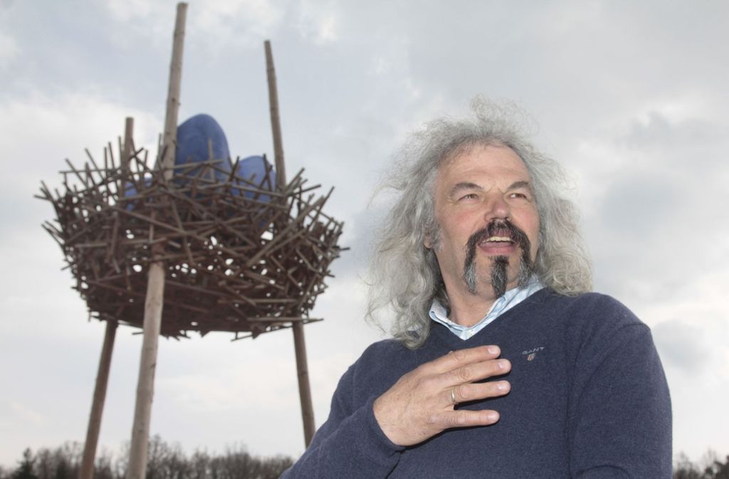 Der Künstler Mathias Schweikle freut sich im Frühjahr 2015 über die Brutzeit im Vogelnest