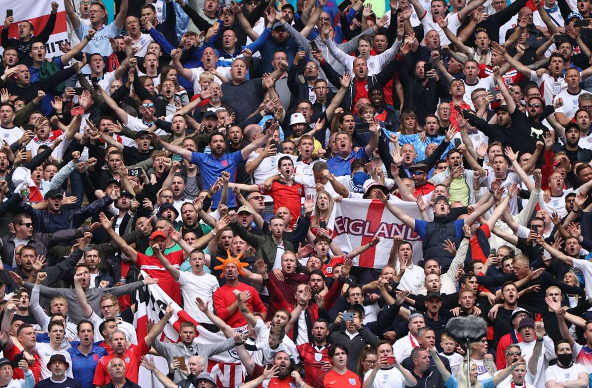 Zahlreiche englische Fans machen ordentlich Stimmung im Wembley.