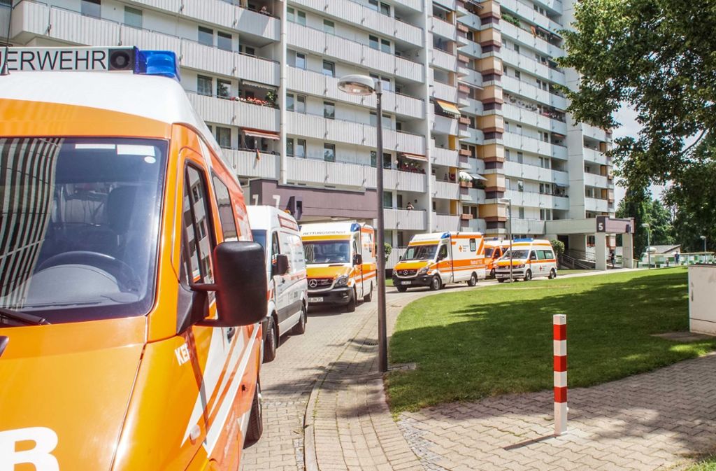Die Rettungskräfte am Tag der Tat im Einsatz vor dem Hochhaus in Sindelfingen.