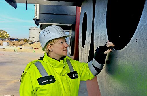 Die Projektleiterin Diana van den Bergh inspiziert einen der bereits gelieferten 70 Tonnen schweren Heizkessel. Foto: Jürgen Brand