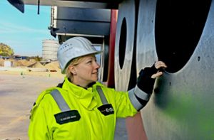 Die Projektleiterin Diana van den Bergh inspiziert einen der bereits gelieferten 70 Tonnen schweren Heizkessel. Foto: Jürgen Brand
