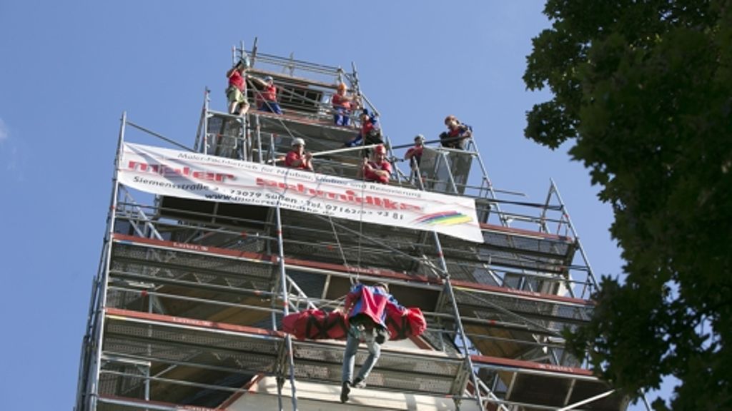 Bergwacht übt in Heiningen: Pfarrer schwebt vom Kirchturm