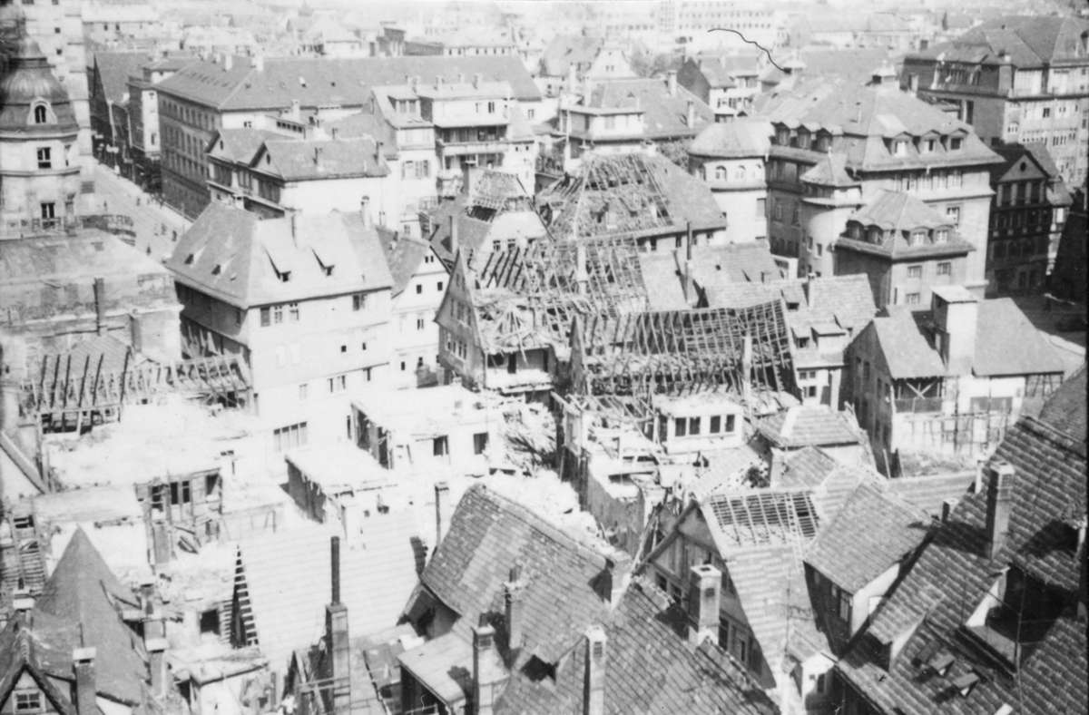 Im Frühjahr 1944 sind schon etliche Häuser in der Innenstadt kaputt.