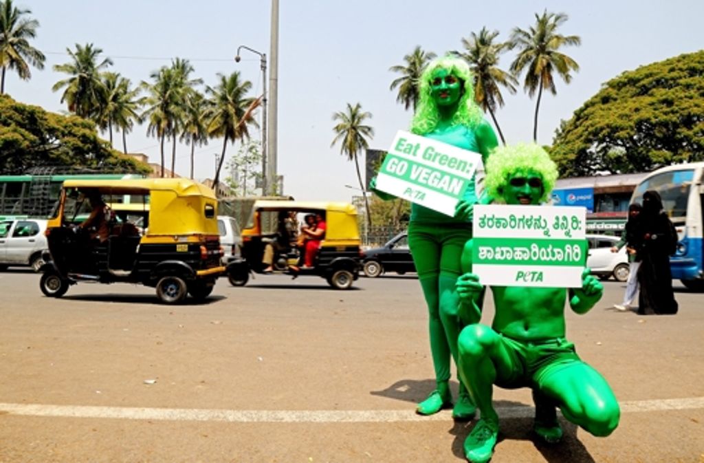 In Banglore (Indien) nutzen „PETA“ Aktivisten die „grüne Stimmung“, um auf Tierquälerei aufmerksam zu machen und die Menschen anzuspornen, sich vegan zu ernähren.