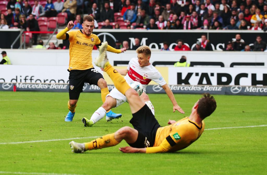 Santiago Ascacíbar erzielt sein erstes Pflichtspieltor: Im Fallen netzt der Argentinier zum 2:0 für den VfB Stuttgart ein.