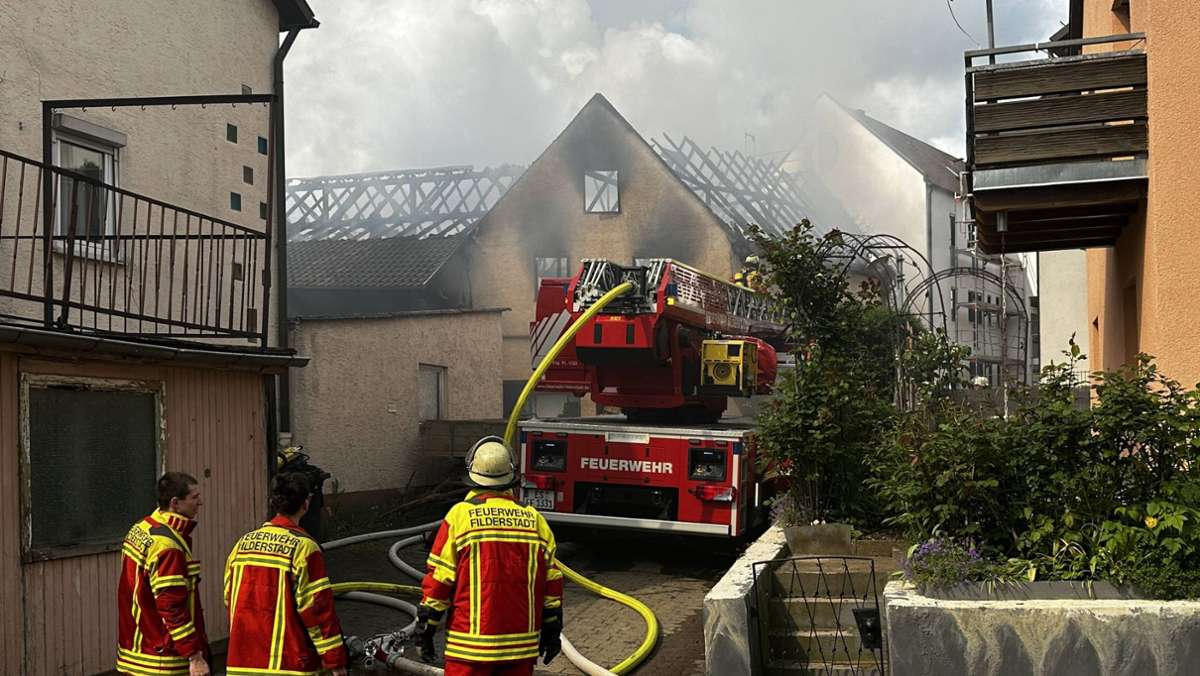 Brand in Filderstadt: Feuer in Scheune bringt Teile des Daches zum Einsturz