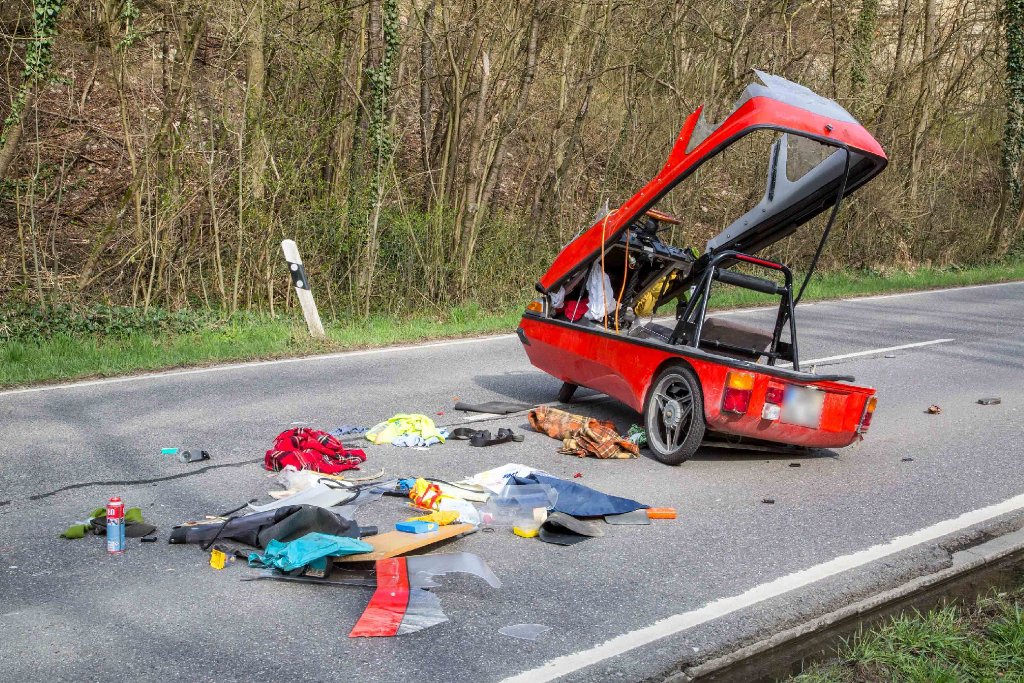 Mehrfach überschlagen hat sich eine 39-Jährige mit ihrem Elektrofahrzeug bei Steinheim. Mit ihr saß ihre achtjährige Tochter im Fahrzeug.