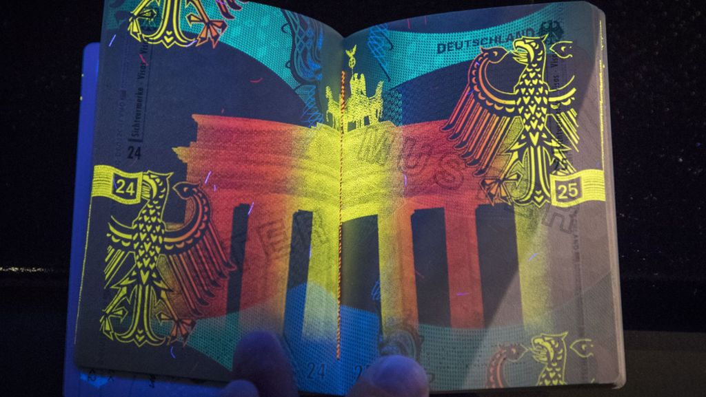  Die Deutschen bekommen einen neuen Reisepass. Bundesinnenminister Thomas de Maizière präsentiert das neue Dokument, das vor allem sicherer sein soll. 