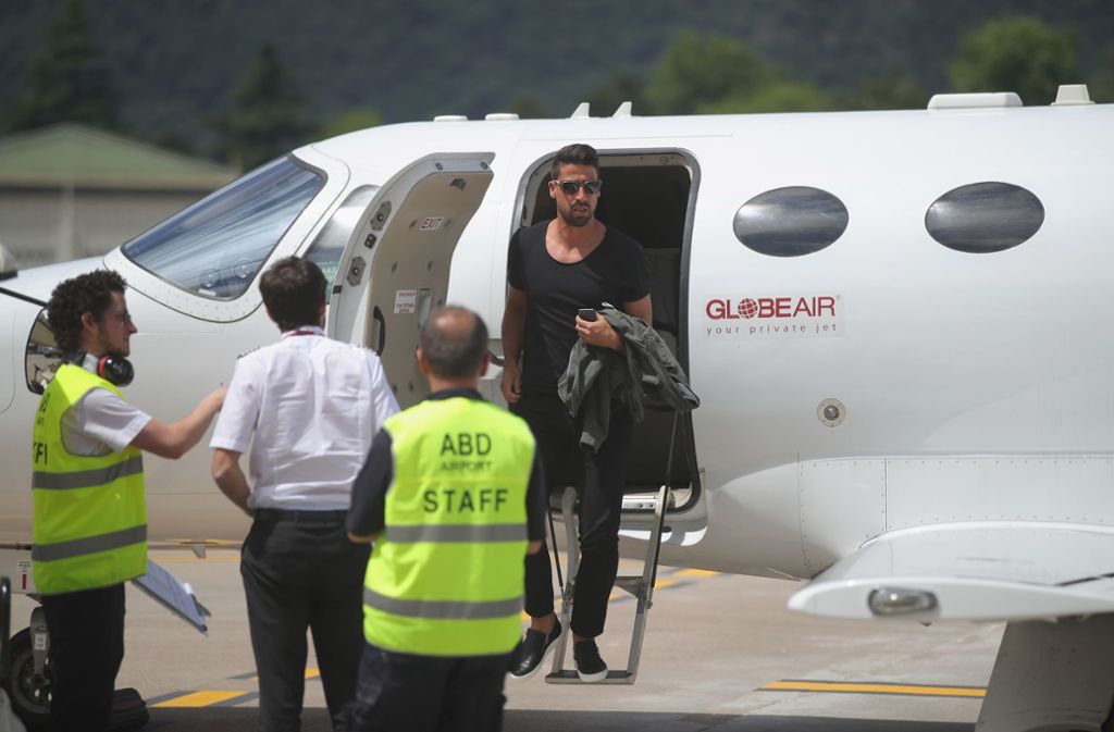 Als erstes kam der Ex-Stuttgarter Sami Khedira mit einem Privat-Jet in Südtirol an.