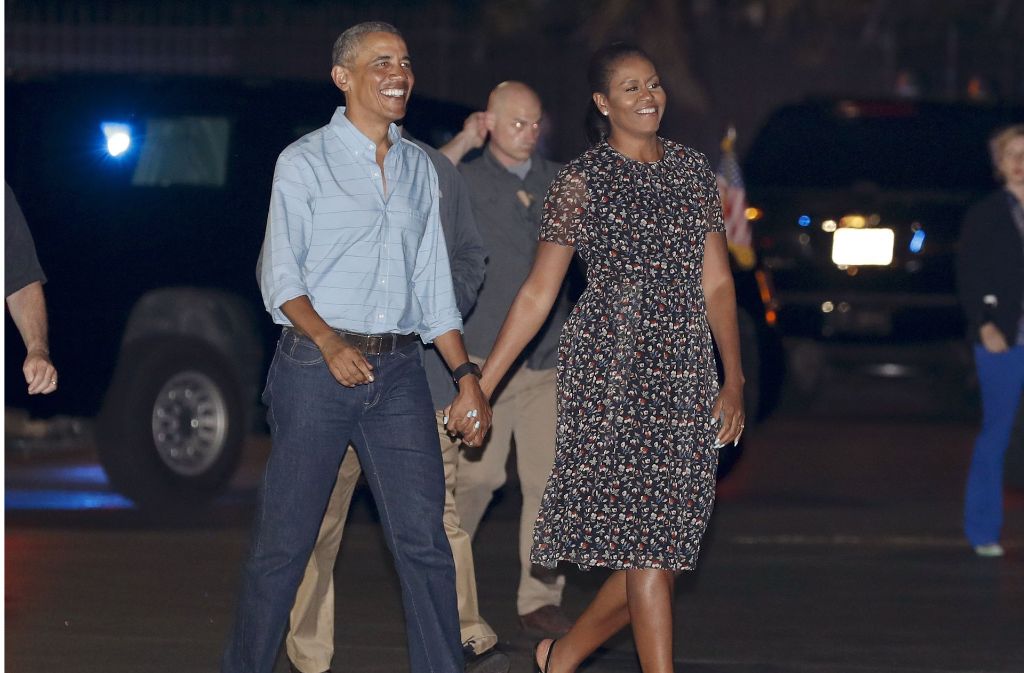 Hand in Hand zeigen sich die Obamas bei ihrem Familienurlaub auf Hawaii im Januar 2017.