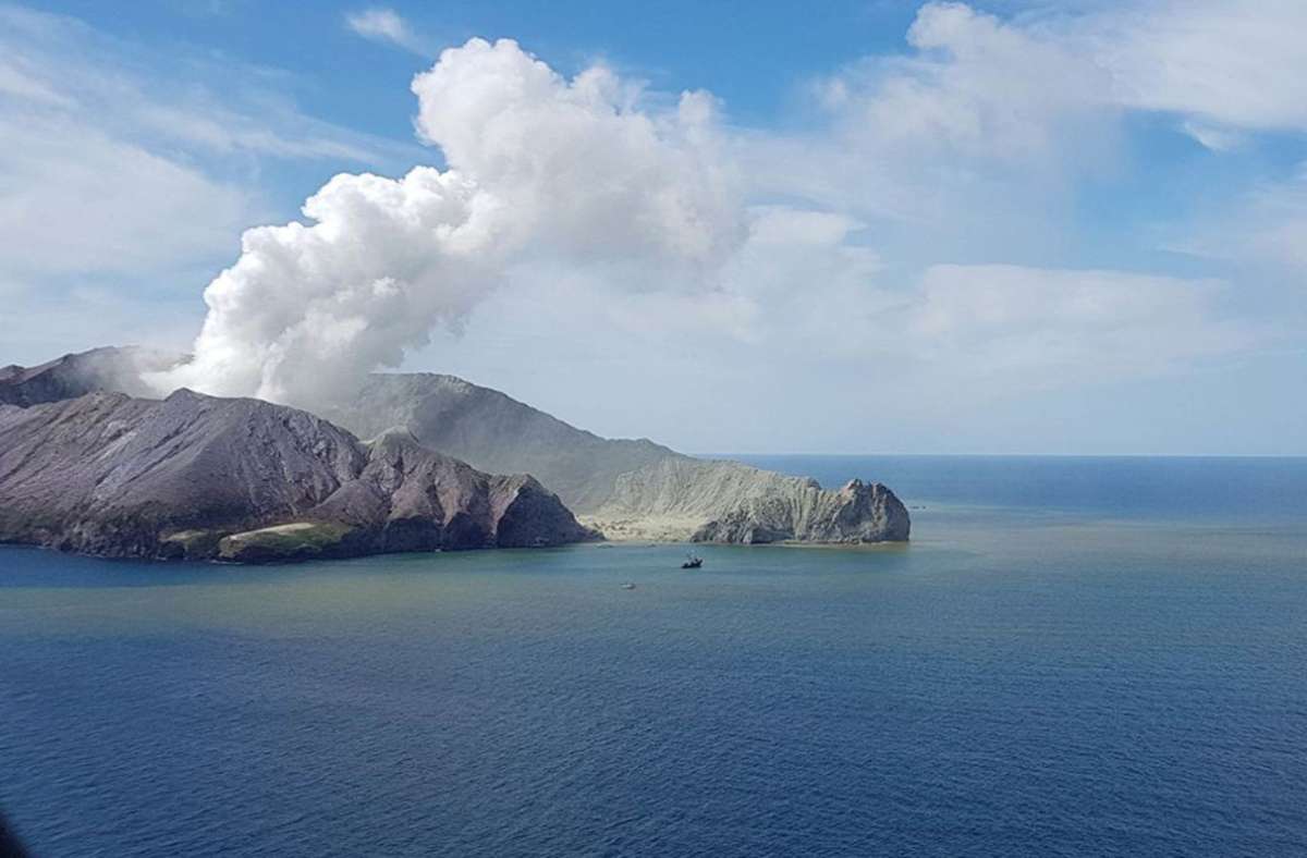 Dieses vom Auckland Rescue Helicopter Trust am 9. Dezember 2019 zur Verfügung gestellte Foto zeigt einen rauchenden Vulkan auf der White Island.
