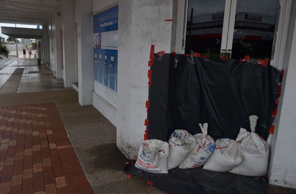Mit Sandsäcken versuchen Ladenbesitzer in Ayr ihre Geschäfte zu schützen.