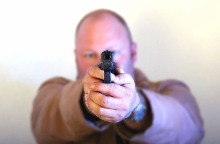 Verwirrter Mann bedroht Familie mit Pistole