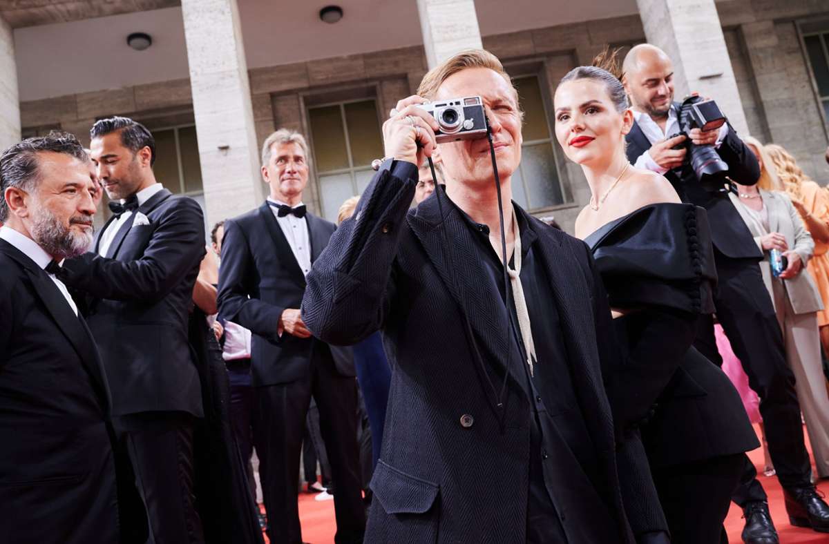 Matthias Schweighöfer (vorn), kommt fotografierend mit seiner Freundin und ebenfalls Schauspielerin Ruby O. Fee zum Deutschen Filmpreis.