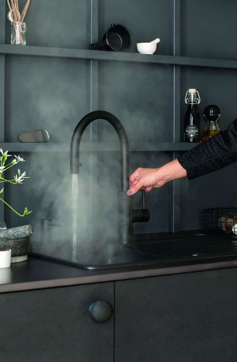 Der moderne Wasserhahn ist nicht nur Mattschwarz, sondern spendet auch kochend heißes Wasser auf Knopfdruck. Auch gekühltes Wasser sowie Wasser mit Kohlensäure kann jederzeit gezapft werden.