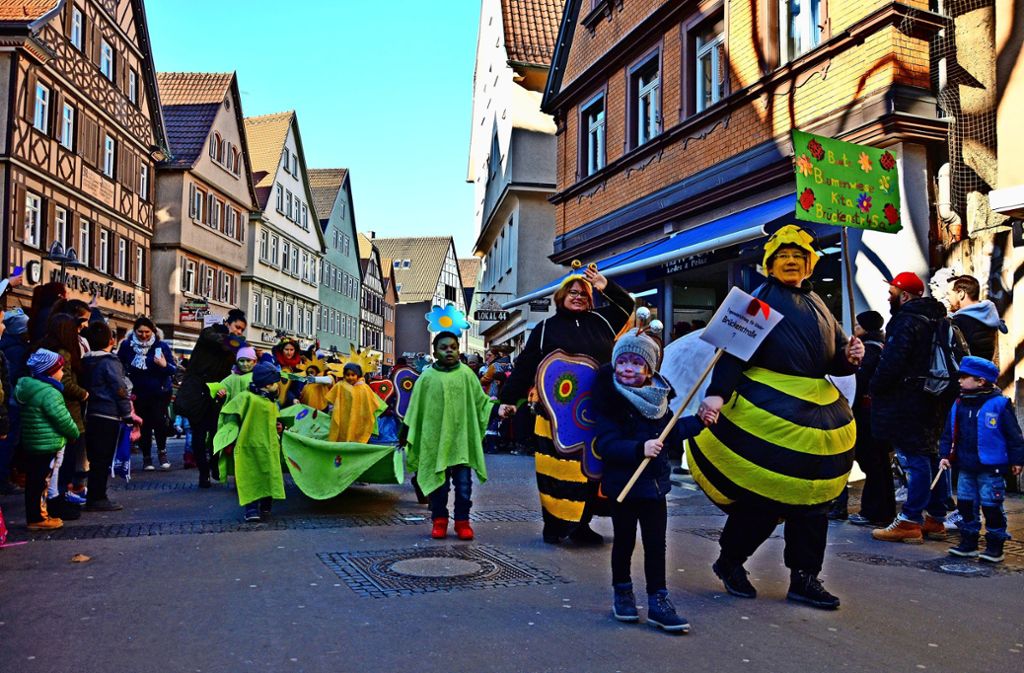 Beim großen Kinderumzug durch die Cannstatter Marktstraße präsentieren die Kinder der Kita Brückenstraße  ihre Kostüme zum Thema „bunte Blumenwiese“. Foto: Janey Olbort